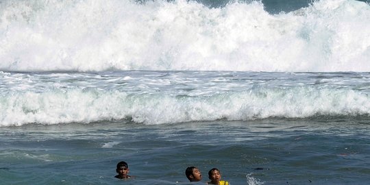 Ombak sampai 3 meter, wisatawan diminta tak berenang di Anyer