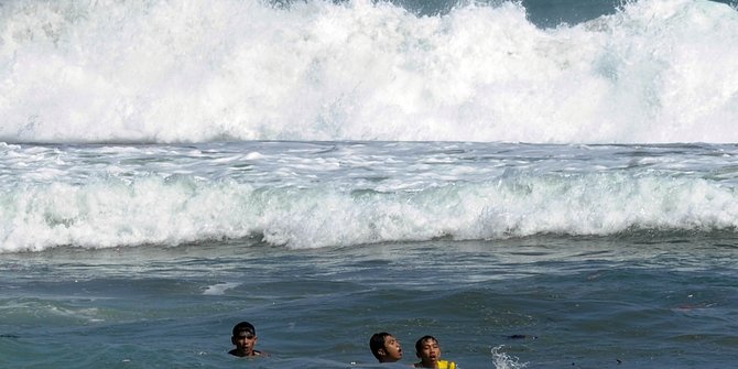 Cuaca Buruk Melanda Selat Sunda Ratusan Kendaraan Tertahan