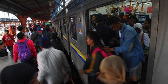 Malam Jumat di kereta Jakarta-Bogor ada suara tangisan misterius