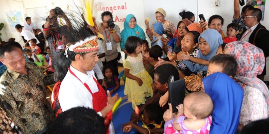 Gaya Jokowi pakai topi cendrawasih saat blusukan ke Papua