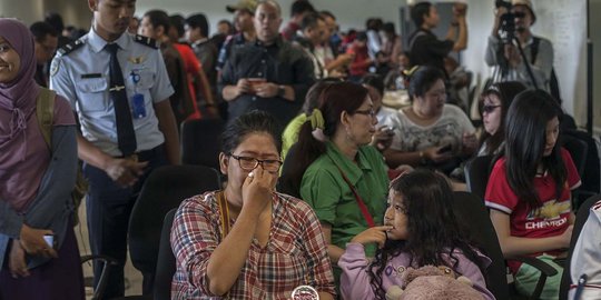 Keluarga penumpang AirAsia gelar doa bersama di Bandara Juanda