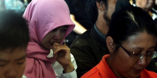 Kesabaran kerabat penumpang menanti kabar AirAsia