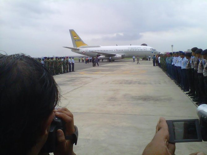 dua jenazah korban airasia tiba di juanda