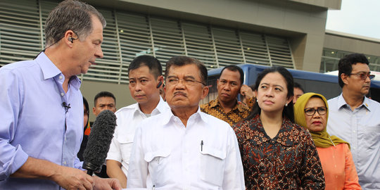 JK saat temui keluarga korban AirAsia di Bandara Juanda