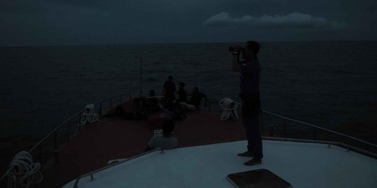 Suasana pencarian AirAsia QZ8501 di tengah malam