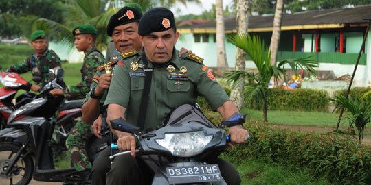 Aksi Jenderal Moeldoko blusukan naik motor di perbatasan Papua