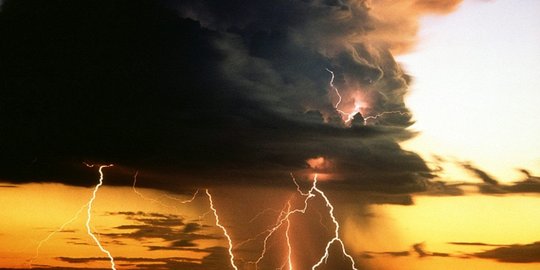 mengapa awan cumolonimbus bisa sebabkan pesawat terbang jatuh?