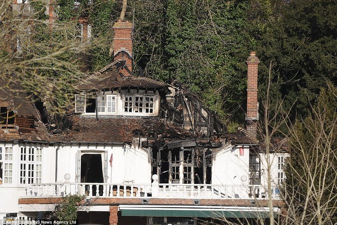 rumah mewah inggris terbakar