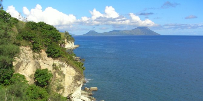 Unik Pantai Di Flores Ini Pasirnya Ditaburi Batu Batu Hijau