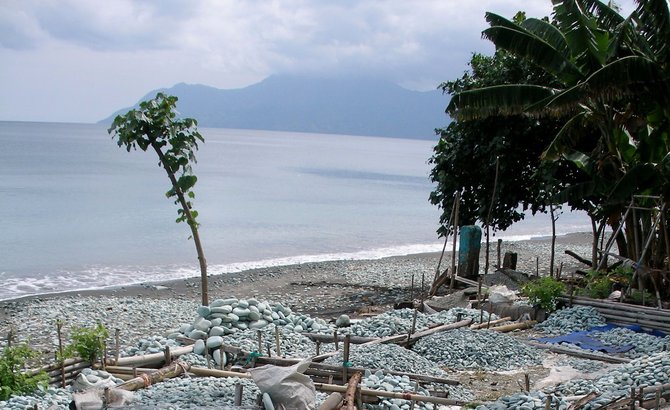 Unik Pantai Di Flores Ini Pasirnya Ditaburi Batu Batu Hijau