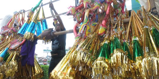 Berkah malam pergantian tahun bagi pedagang terompet