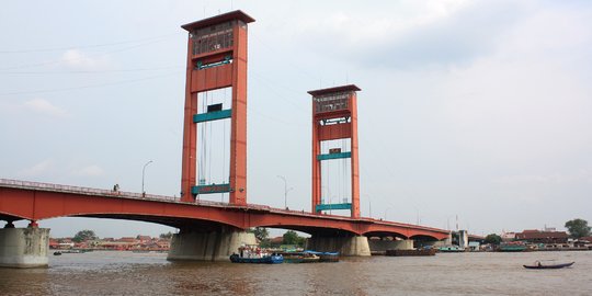 Malam tahun baru, warga dilarang parkir motor di Jembatan Ampera