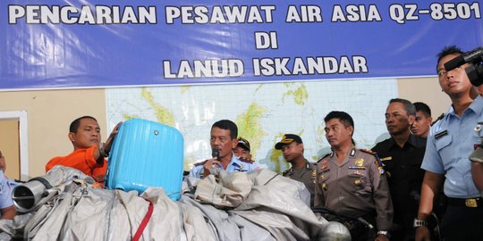 TNI AU-Basarnas rilis serpihan dan koper korban AirAsia