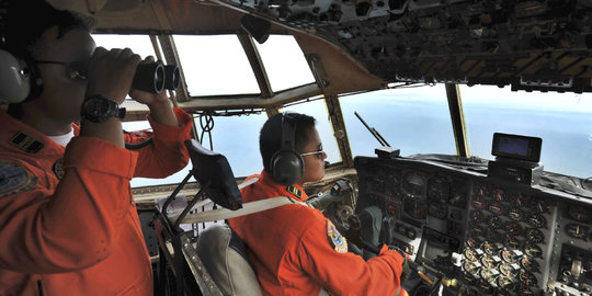 Evakuasi AirAsia, TNI tambah kapal laut dan Hercules