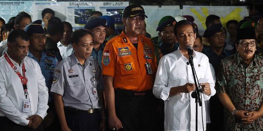 Jokowi temui keluarga penumpang AirAsia di Bandara Juanda