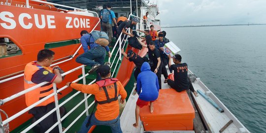 Angkat topi kerja keras Basarnas temukan AirAsia dalam tiga hari