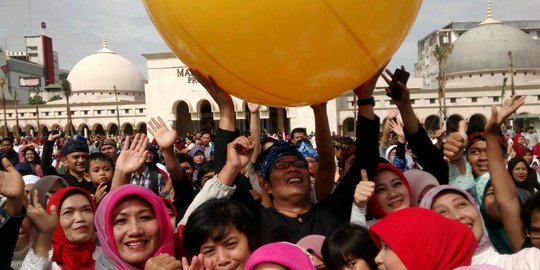 Baru diresmikan, Alun-alun Bandung diserbu warga