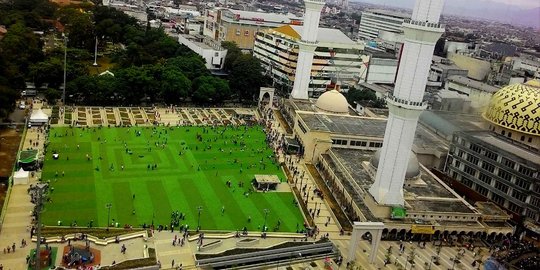 Ini wajah baru Alun-alun Bandung yang pakai rumput sintetis