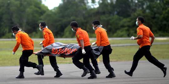 Satu jenazah AirAsia dievakuasi kapal perang Malaysia