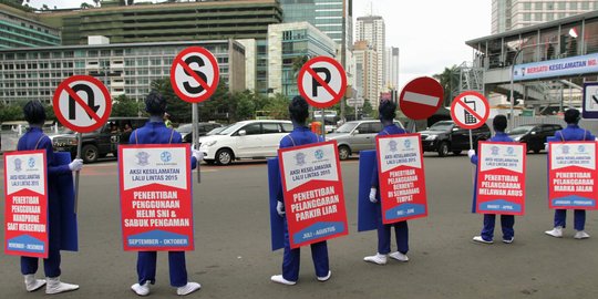 Aksi sosialisasi keselamatan berlalu lintas di Bundaran HI