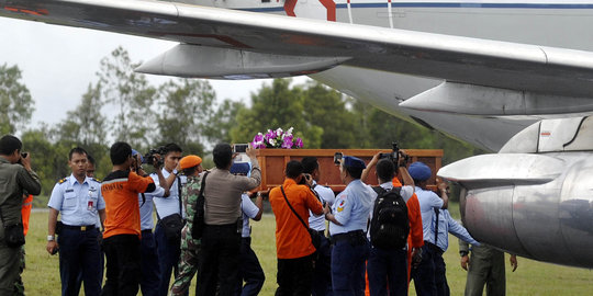 2 Mobil jenazah sudah disiapkan jemput korban AirAsia di Juanda