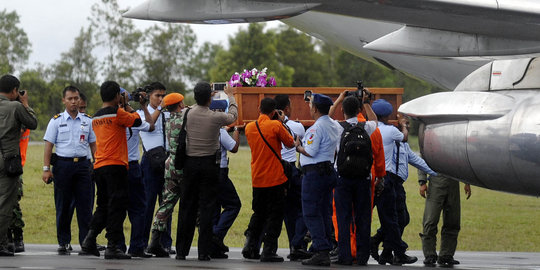 TNI AU terbangkan dua jenazah penumpang AirAsia ke Surabaya