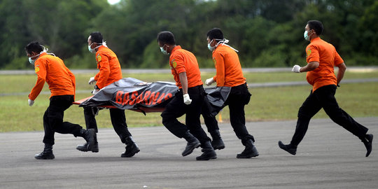 Satu jenazah penumpang AirAsia ditemukan pakai jaket pelampung