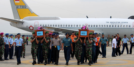 Prajurit TNI sambut kedatangan jenazah korban AirAsia di Juanda