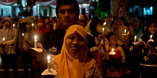 Warga Surabaya gelar aksi lilin doakan korban AirAsia