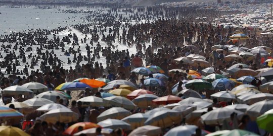 Dahsyatnya wisatawan menyemut di Pantai Ipanema Brasil