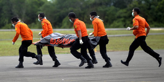 Dua jenazah korban AirAsia tiba di Pangkalanbun, 1 pramugari