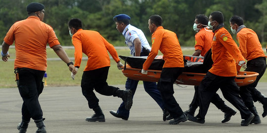 Evakuasi korban AirAsia, tim SAR temukan KTP Kevin Alexander