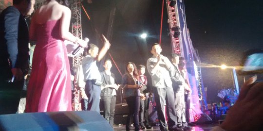 Warga tak serius merenung, Ahok lempar lilin elektrik