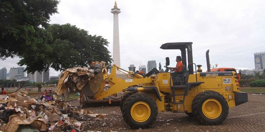 Kotornya Monas seusai perayaan malam Tahun Baru 2015