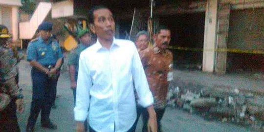 Keliling Kota Solo, Jokowi bagi-bagi duit dan kaos