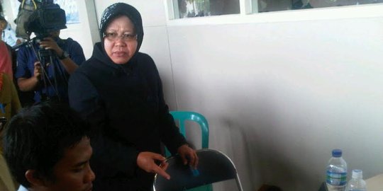 Kecapean, Risma hampir pingsan di depan keluarga korban AirAsia