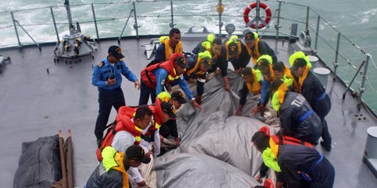 Hingga 4 Januari, tim SAR terus hadapi gelombang ganas 4 meter