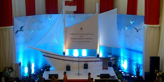 Panggung perahu pinisi sambut Presiden Jokowi di lantai bursa