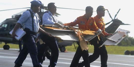 Selain 2 jenazah, puing AirAsia dievakuasi ke Pangkalanbun