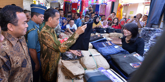 Presiden Jokowi pamer turunkan harga BBM dan permudah perizinan