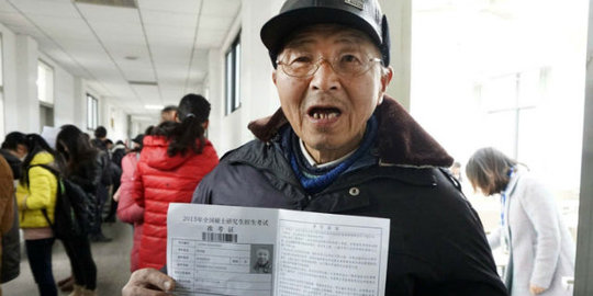 Kakek miskin di China, 40 tahun berjuang akhirnya kini S2