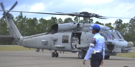 Aksi helikopter SeaHawk AS evakuasi korban AirAsia