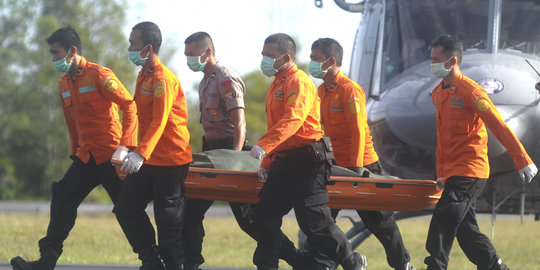 22 Jenazah AirAsia berhasil dievakuasi, 12 ditemukan USS Sampson