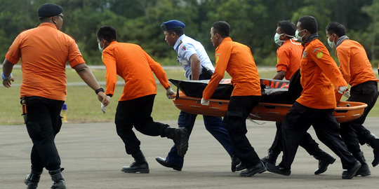 Kapal pengangkut jenazah AirAsia berjuang lawan gelombang tinggi