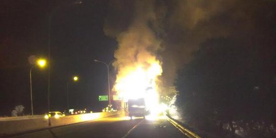 Bus terbakar di Tol Cipularang, lalu lintas macet