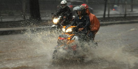 Banjir 40 centimeter, pemotor nekat terobos Jalan Arteri Simprug