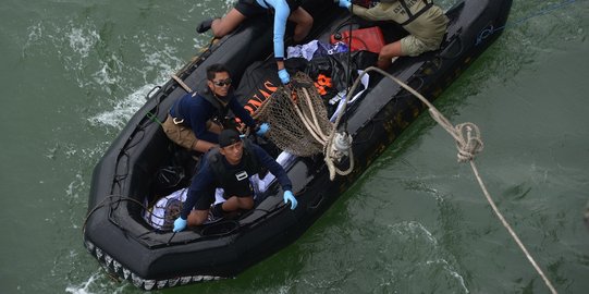 Naik kapal karet, tim menyelam kembali cari pesawat AirAsia