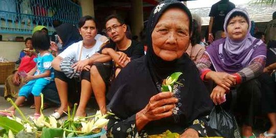 40 Tahun jual kinang di Sekaten, nenek Suto tak kenal 