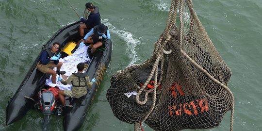 Tim penyelam Rusia terjun di laut tempat diduga AirAsia jatuh