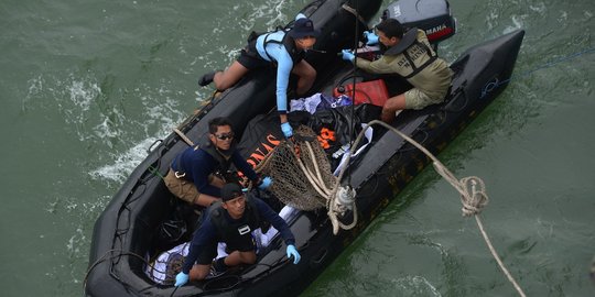 Air laut keruh, tim penyelam TNI AL kesulitan cari badan AirAsia